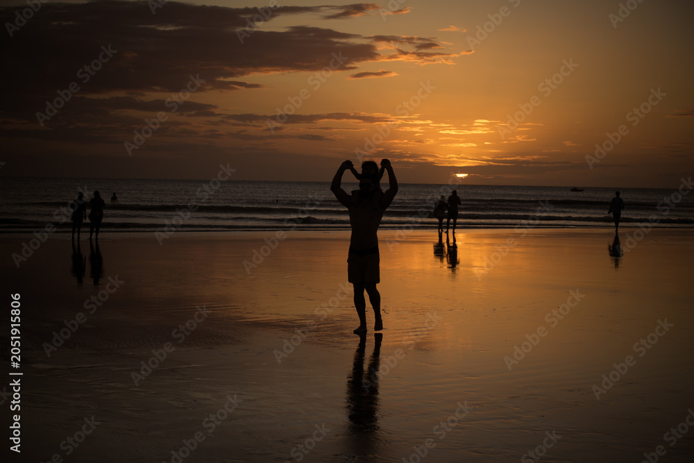 Fototapeta premium Parent and child silhouette at sunset in Jericoacoara