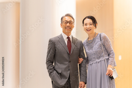 Konstfotografi ホールの前に立つフォーマルな中高年夫婦