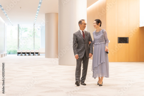 Konstfotografi ホールの前に立つフォーマルな中高年夫婦