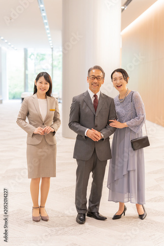Konstfotografi フォーマルな中高年夫婦とスタッフ