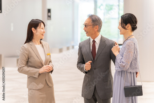 Canvastavla フォーマルな中高年夫婦とスタッフ