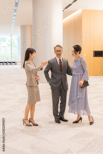Canvastavla フォーマルな中高年夫婦とスタッフ