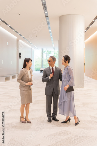Konstfotografi フォーマルな中高年夫婦とスタッフ