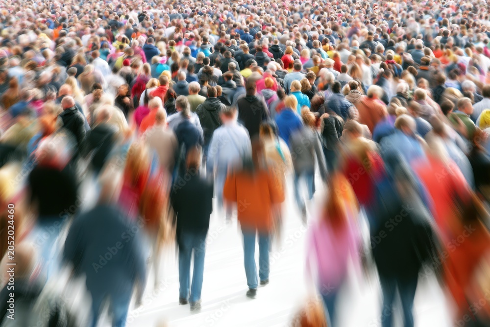 Obraz premium Crowd of people walking street
