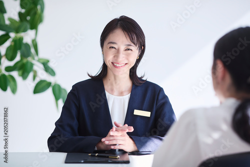 接客をする女性