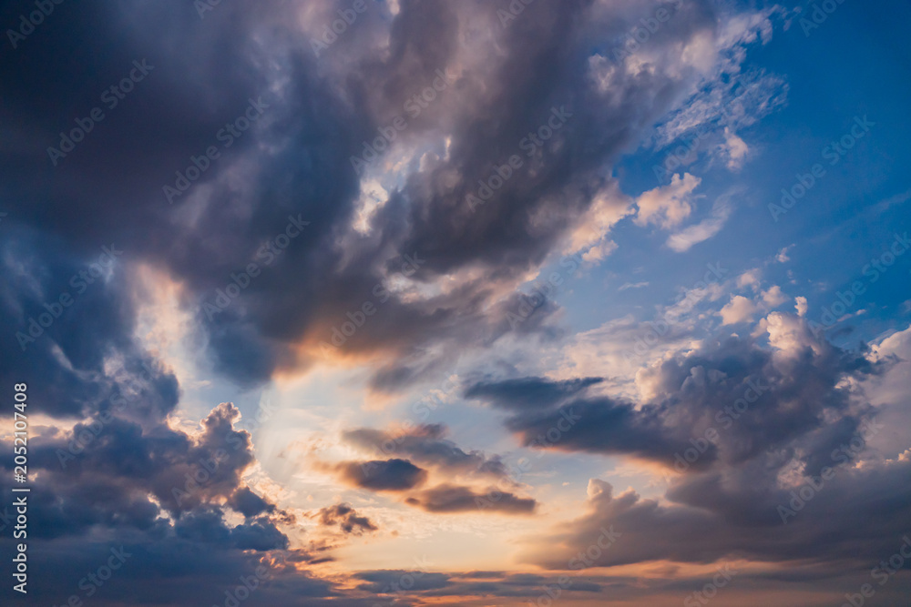 Fototapeta premium Dramatic clouds dance in vibrant hues during a stunning twilight sky