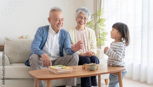 老夫婦と孫の団欒