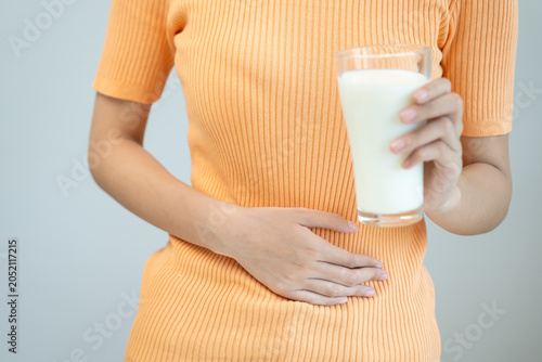Foto Milk allergens, woman felling stomachache and diarrhea , runny stuffy sore nose suffer from intolerance allergy trigger symptoms