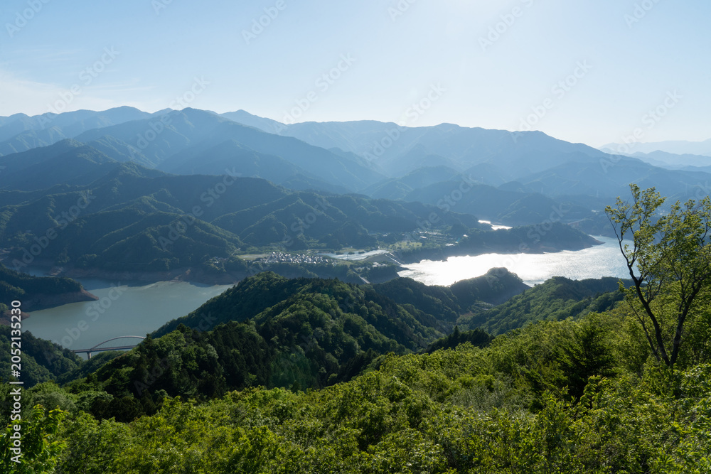 Obraz premium 高取山展望台から見た宮ヶ瀬湖と丹沢山地の山々