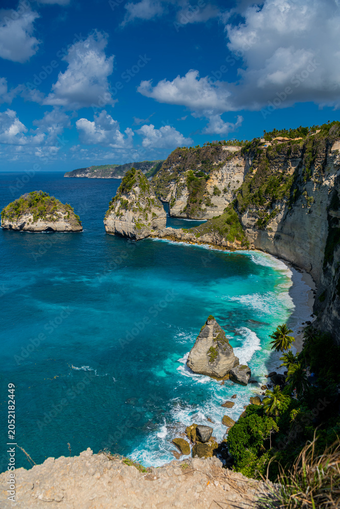Fototapeta premium Stunning view of the Diamond Beach bathed by a turquoise sea during a beautiful sunrise, Nusa Penida, Indonesia