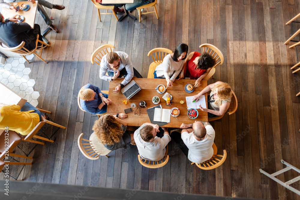 Obraz premium Collaborative meeting in modern cafe