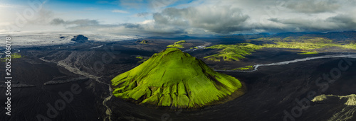 Panorama aérien du volcan Mælifell dans les Hautes Terres d'Islande
