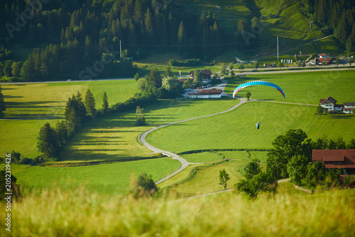 Foto Solo Paraglider Enjoying a Breathtaking Mountain View