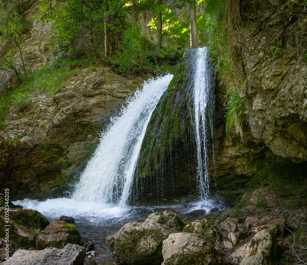 Obraz premium Scenic lower Trefflingfall waterfall in a lush forest gorge