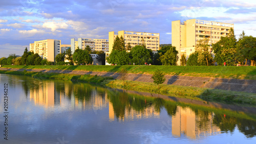 Foto The recreational area along the banks of the River Maros and the Aleea Carpati buildings in Targu Mures