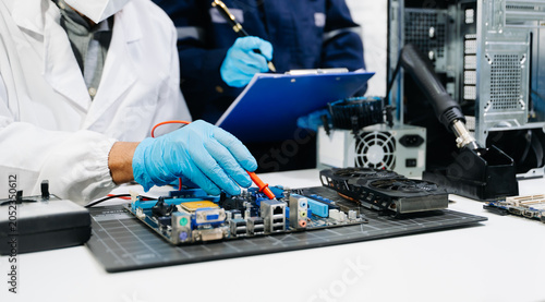 Foto The technician is putting the CPU on the socket of the computer motherboard