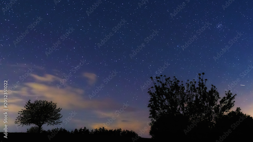 Obraz premium Planet conjunction, Milky Way stars and landscape scenery silhouettes.