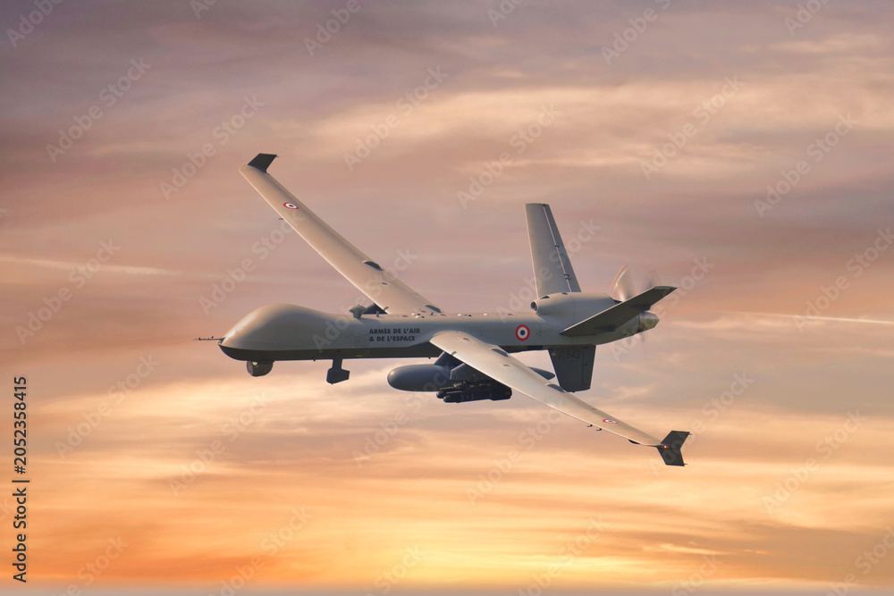 Obraz premium Drone Reaper en vol virage à gauche ciel du soir