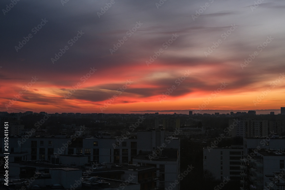 Obraz premium Dramatic red sunset over city buildings