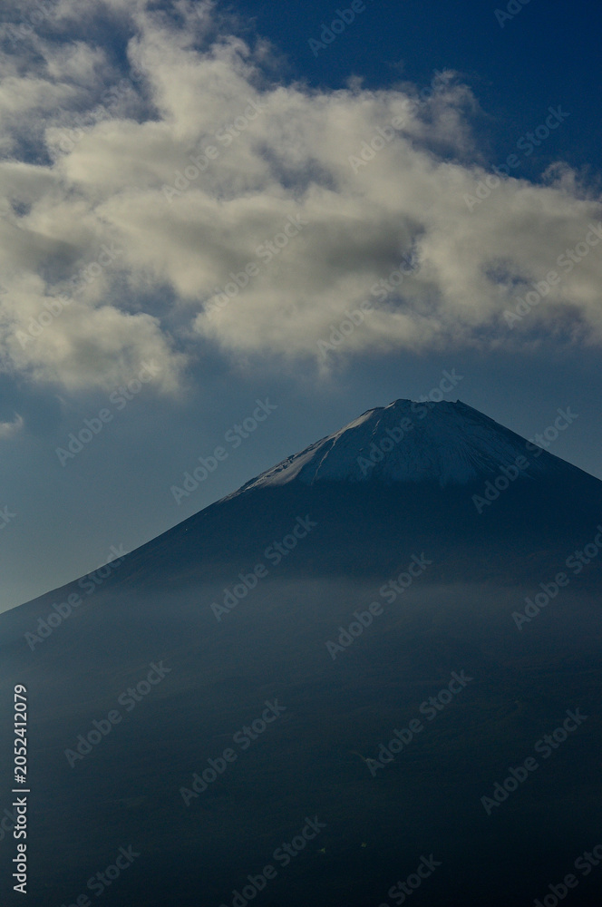 Fototapeta premium 御坂山地の王岳山頂より望む初冠雪の頃の朝の富士山