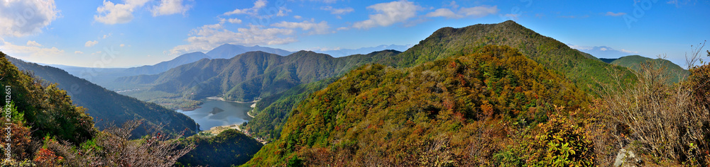 Fototapeta premium 御坂山地の五湖山から望む紅葉の三方分山と富士五湖の精進湖のパノラマ 