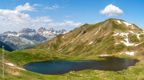 Bild auf Leinwand Vista panorámica del Ibón de Escalar, también conocido como Ibón de Truchas, en la estación de esquí de Astún, provincia de Huesca, comunidad autónoma de Aragón, España