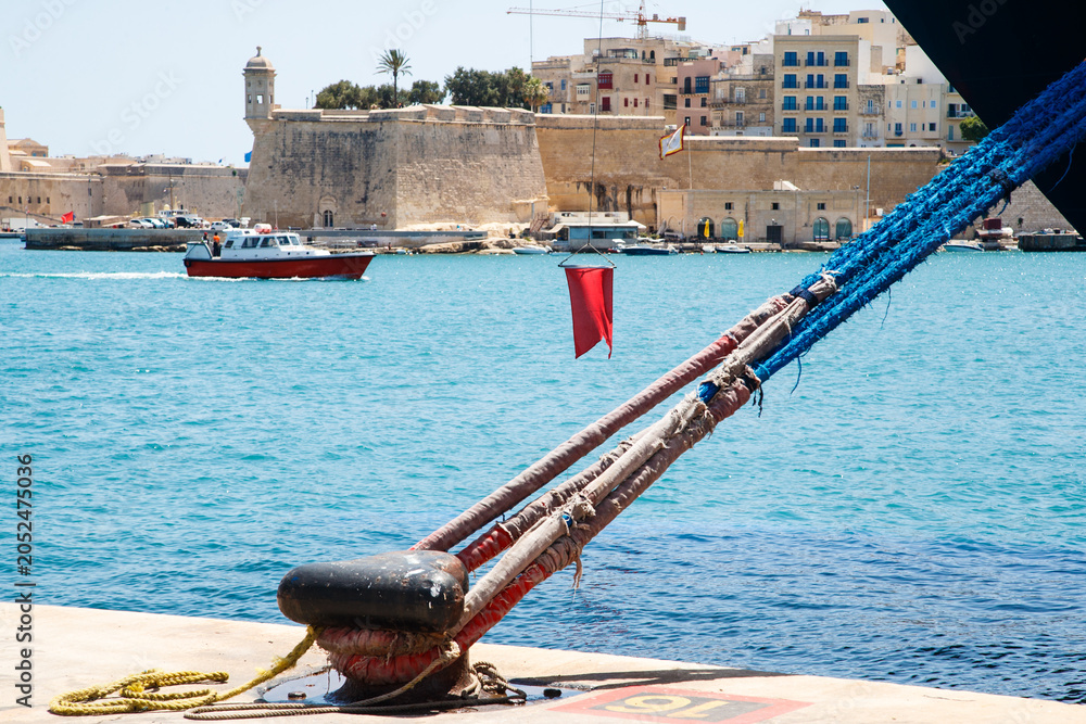 Obraz premium Mooring bollard and ropes in the Grand Harbour, Senglea, Malta