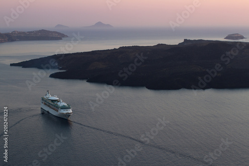 Foto Cruise ship in the caldera at sunset, Santorini, Greece.
