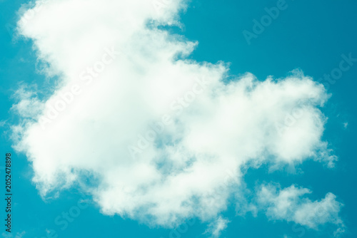 Foto White cloud formation against a clear blue sky