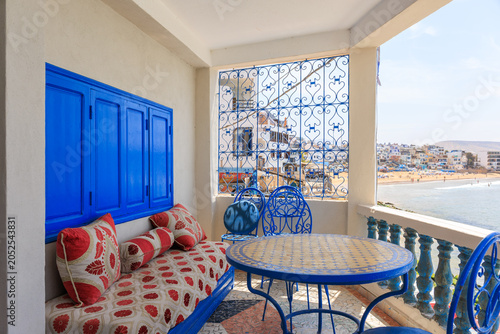 Fotografía A seaside moroccan style decorated terrace with sea view in the background