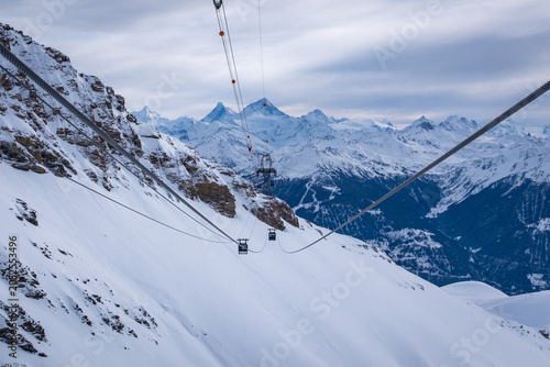 Foto Panoramic view from Funitel Violettes-Plaine Morte with aerial lift pylon in Cra
