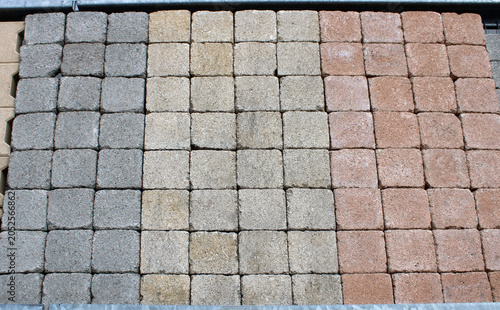 Fotografie Pavés carrés pour terrasse et sols extérieurs – coloris noir, ocre et rose briqu