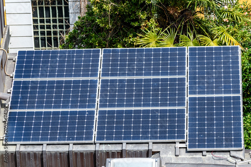 Pannelli fotovoltaici installati su tetto in città, Milano