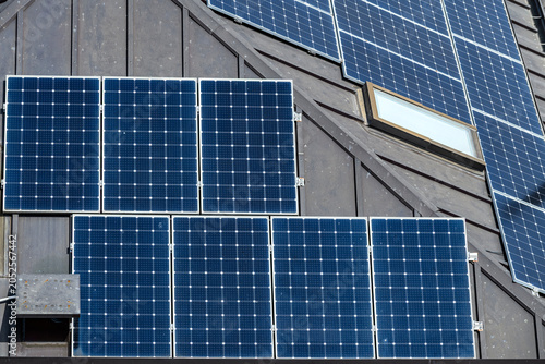 Pannelli fotovoltaici installati su tetto in città, Milano