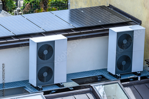 Tableau sur toile Pompe di calore con fotovoltaico, su tetto in città