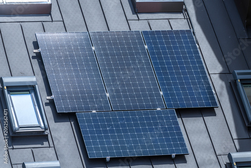 Pannelli fotovoltaici installati su tetto in città, Milano