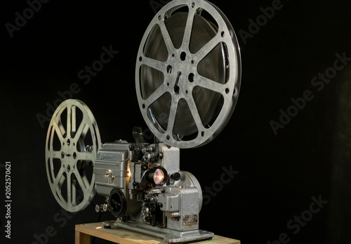 Foto Vintage film projector on display in a dark room showcasing the art of film in t