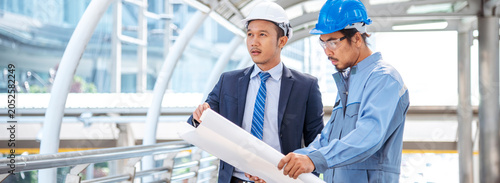 Photos Banner Contractor construction engineer meeting on architect table at construction site