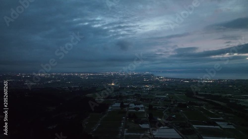 日本の富山県滑川市の丘陵部から見た富山湾と富山市周辺のあかり