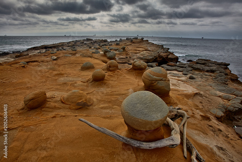 Foto Earth's ancient sculpture garden — an extraordinary field of perfectly rounded concretion boulders emerges from eroded sandstone platforms along the wild, desolate coastline of Lobitos, Piura, Peru