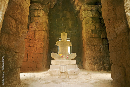 Fotografie Statue of King Jayavarman VII with marigold garlands inside Prang Phrommathat at