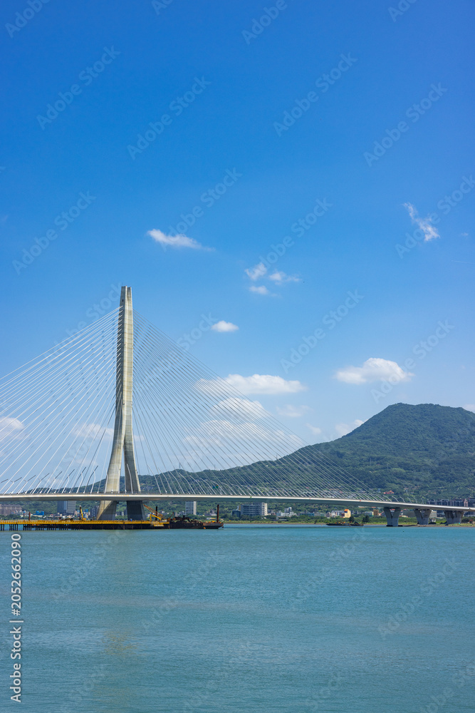 Fototapeta premium Taiwan tamsui Danjiang Bridge in Taipei city under clear blue sky