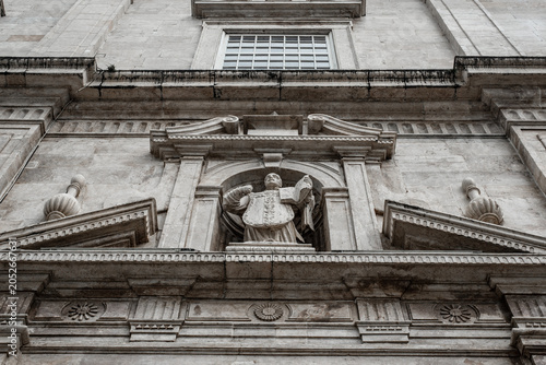 Foto Detail of a statue in a niche of the Cathedral Basilica of Salvador