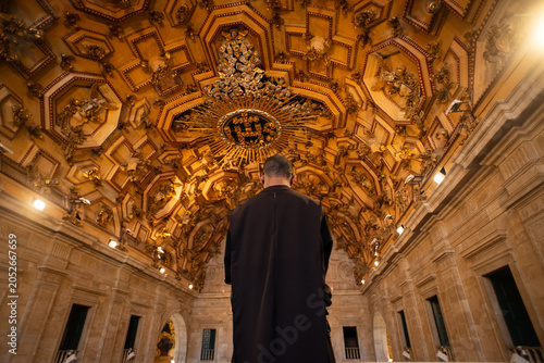 Quadro em tela A man with his back turned, observing the gilded ceiling of the Cathedral Basilica of Salvador