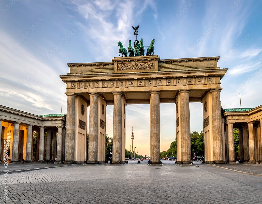 Obraz premium A historic stone gate with four columns and a sculpture on top