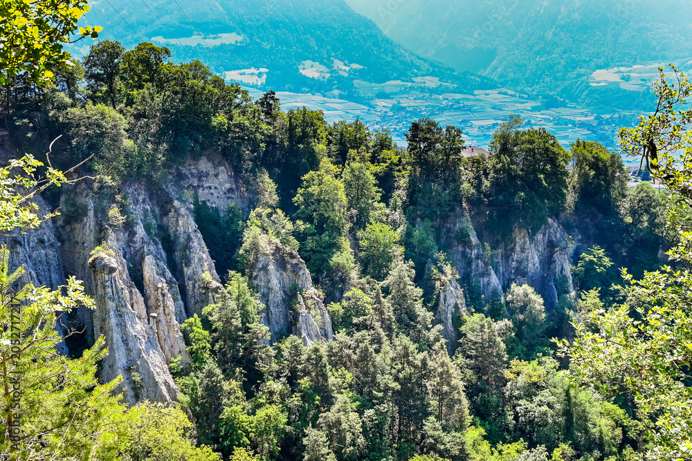 Obraz premium Dorf Tirol, Erdpyramide, Moränenschutt, Felsbrocken, Hochmuth, Bergbahn, Schloss Tirol, Waalweg, Wanderweg, Vinschgau, Weinberge, Etschtal, Meran, Südtirol, Frühling, Sommer, Italien