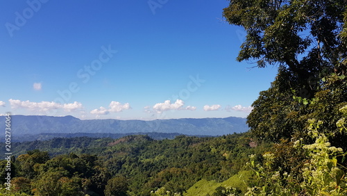 Fotografie Breathtaking panoramic view of a vibrant green mountain range under a clear blue