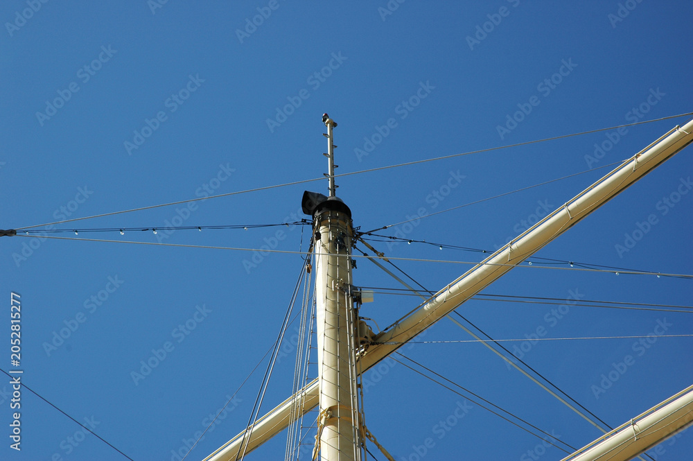 Φωτογραφία Detailed view of the tan colored foremast with intricate rigging and a lookout b