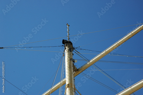Schilderij op canvas Detailed view of the tan colored foremast with intricate rigging and a lookout b