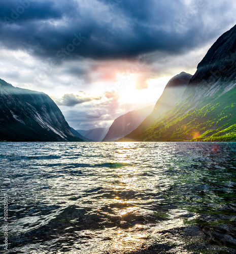 Lichtspot am Fjord in Norwegen